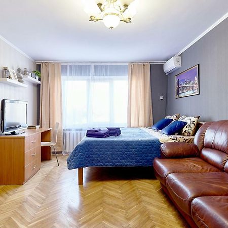 Modern Trio: Central Metro Apartments Kyiv Exterior photo