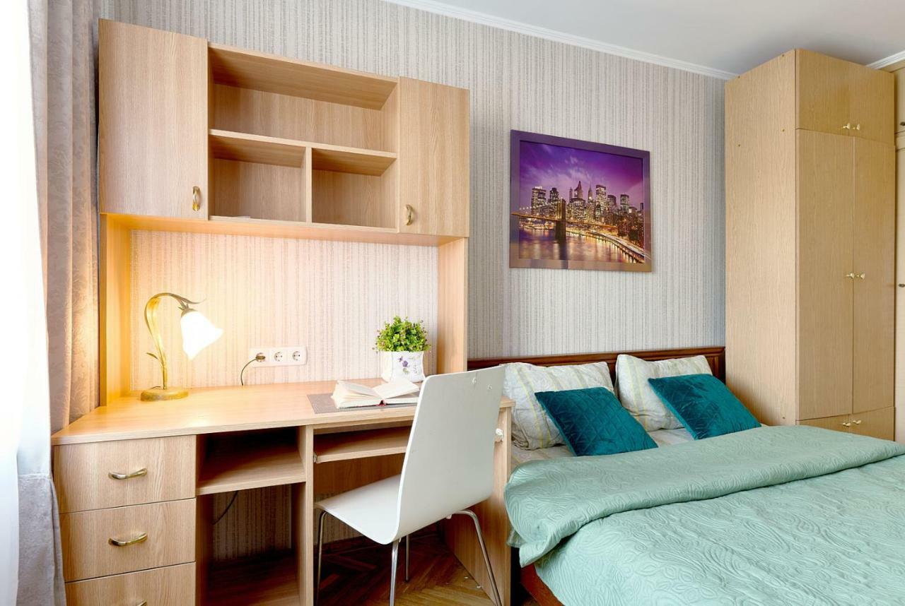 Modern Trio: Central Metro Apartments Kyiv Exterior photo