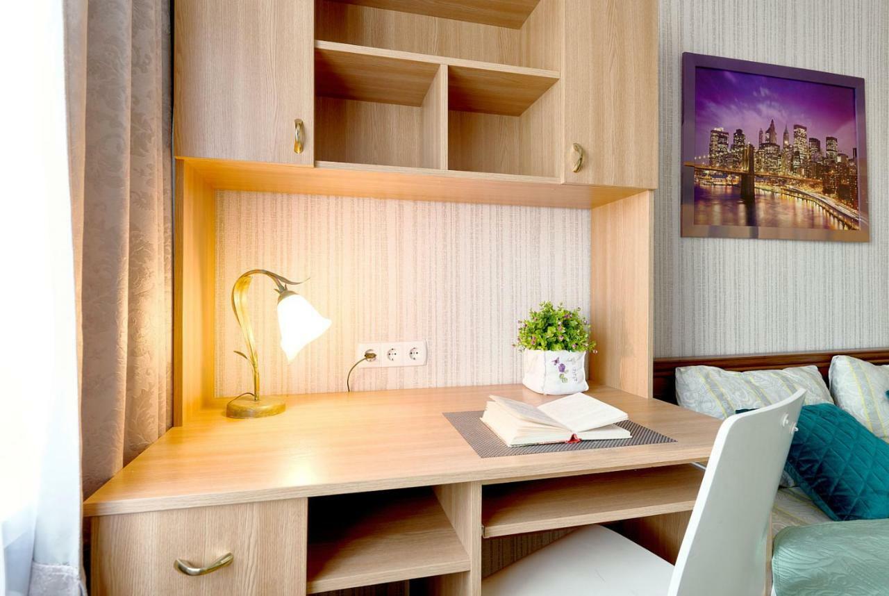 Modern Trio: Central Metro Apartments Kyiv Exterior photo
